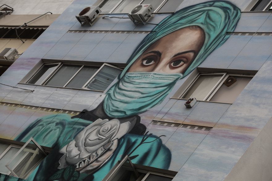 «Η νοσηλεύτρια με το λευκό τριαντάφυλλο» - Το εντυπωσιακό γκράφιτι στο Τζάνειο αφιερωμένο στους ήρωες της πανδημίας