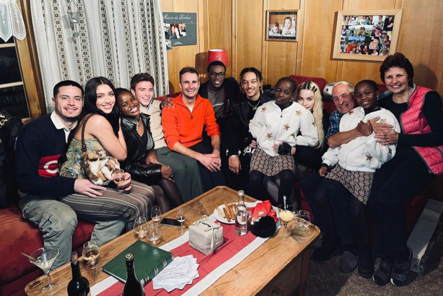 Η Madonna ποζάρει με τα έξι παιδιά της στις Ελβετικές Άλπεις