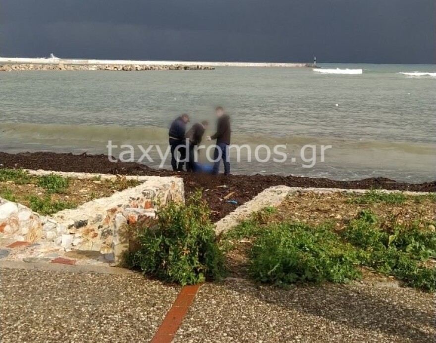 Σκόπελος: Μυστήριο με πτώμα που ξεβράστηκε στο λιμάνι – Ερευνάται αν ανήκει σε μοναχό