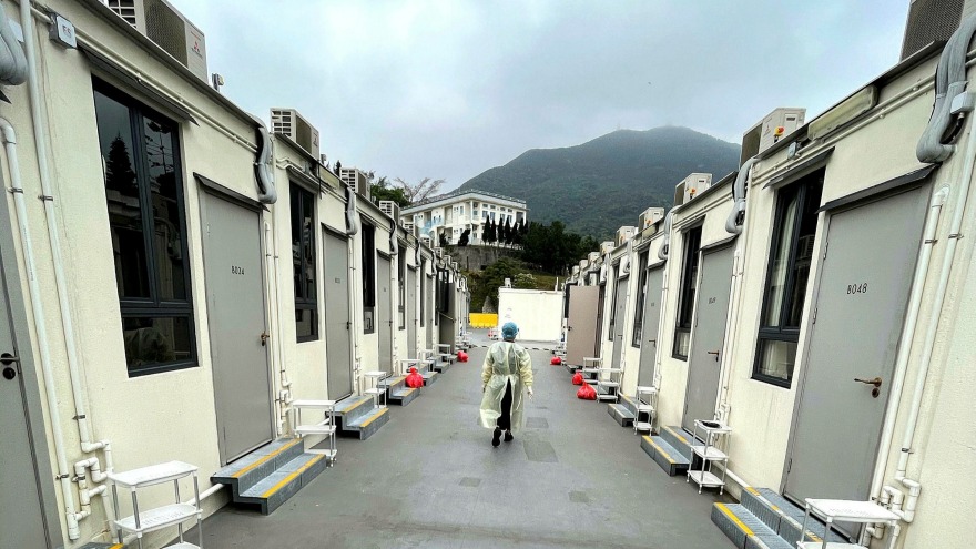 Κορωνοϊός: Απάνθρωπες εικόνες στα τριτοκοσμικά «στρατόπεδα καραντίνας» της Κίνας