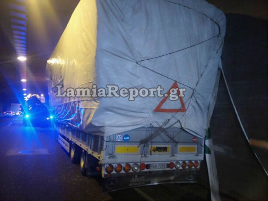 Έσπασε τρέιλερ μέσα σε τούνελ της εθνικής οδού στο ύψος των Καμένων Βούρλων, τρελή πορεία για 100 μέτρα 