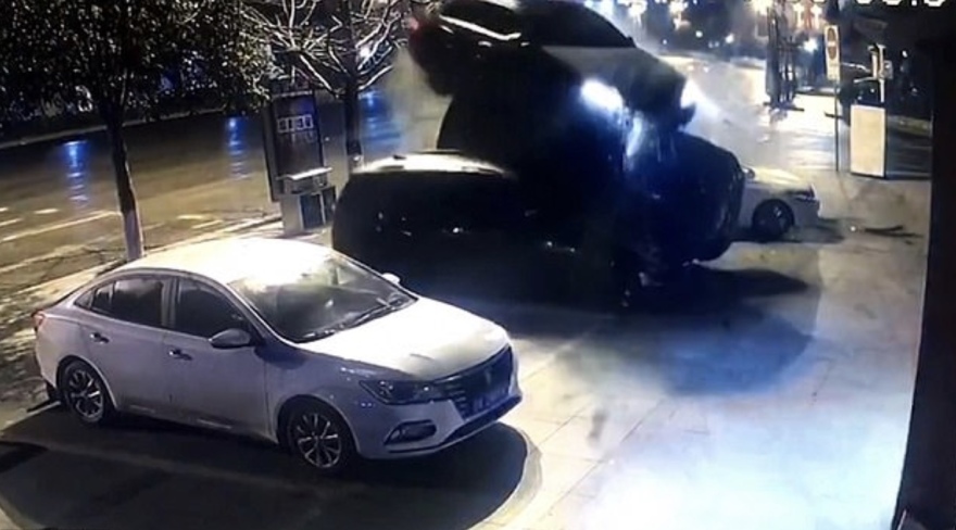 H στιγμή που αυτοκίνητο απογειώνεται και... παρκάρει - Δείτε το βίντεο