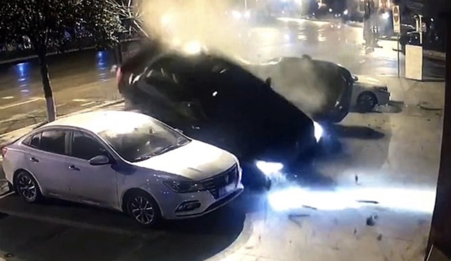 H στιγμή που αυτοκίνητο απογειώνεται και... παρκάρει - Δείτε το βίντεο