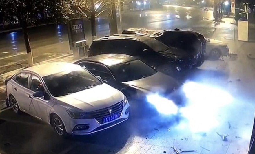 H στιγμή που αυτοκίνητο απογειώνεται και... παρκάρει - Δείτε το βίντεο