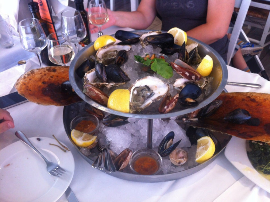 Από την «Μπόμπενα» στο MasterChef: Η ιστορία του Δημήτρη Ταϊρίδη και της θρυλικής ψαροταβέρνας της Καισαριανής