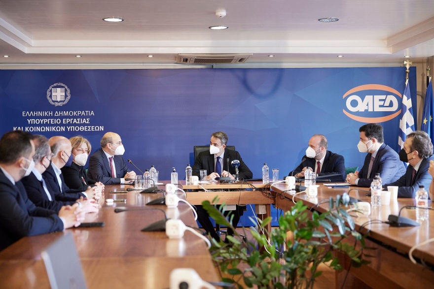 Μητσοτάκης: 86.000 νέες θέσεις εργασίας μέσω 11 προγραμμάτων ΟΑΕΔ το 2022