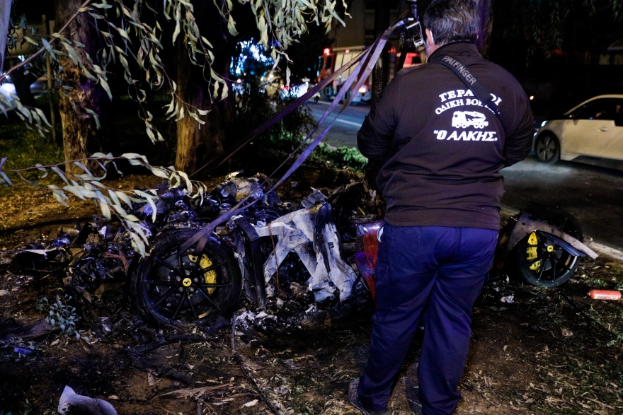 Φοβερό τροχαίο με Ferrari στη Βούλα - Νεκρός ο αδερφός της βουλευτού Κατερίνας Μονογυιού - Δείτε βίντεο