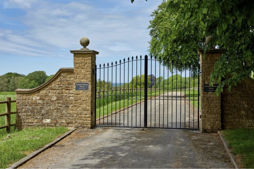 Κοψοχρονιά λόγω... φαντάσματος πούλησε το αρχοντικό του ο Ρόμπι Γουίλιαμς στη βρετανική εξοχή