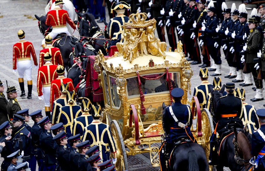 Ολλανδία: Ο βασιλιάς «κλειδώνει» τη χρυσή ιππήλατη άμαξα με τη ρατσιστική διακόσμηση