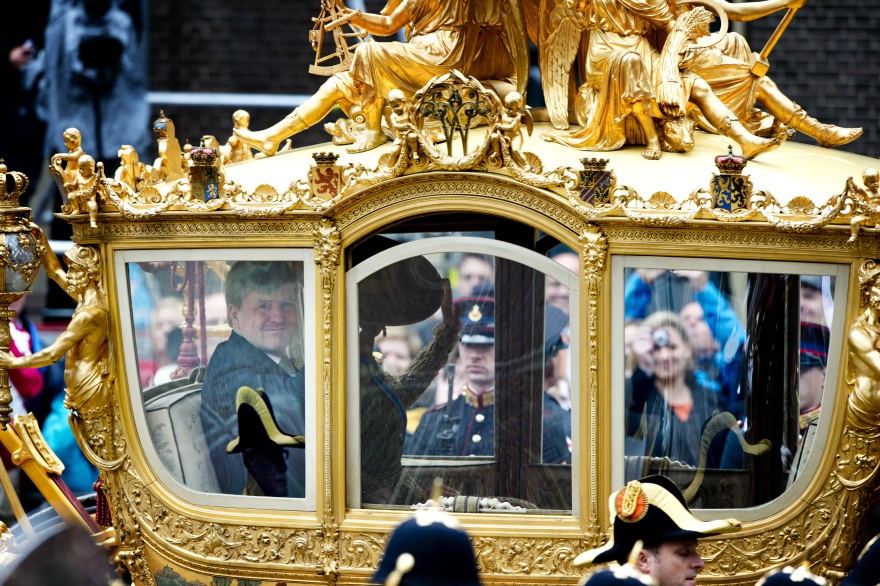Ολλανδία: Ο βασιλιάς «κλειδώνει» τη χρυσή ιππήλατη άμαξα με τη ρατσιστική διακόσμηση