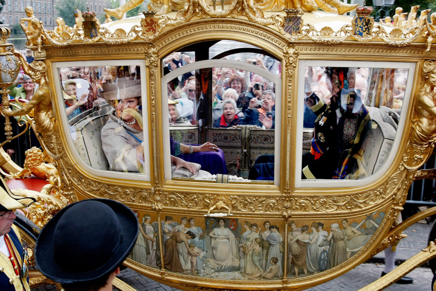 Ολλανδία: Ο βασιλιάς «κλειδώνει» τη χρυσή ιππήλατη άμαξα με τη ρατσιστική διακόσμηση