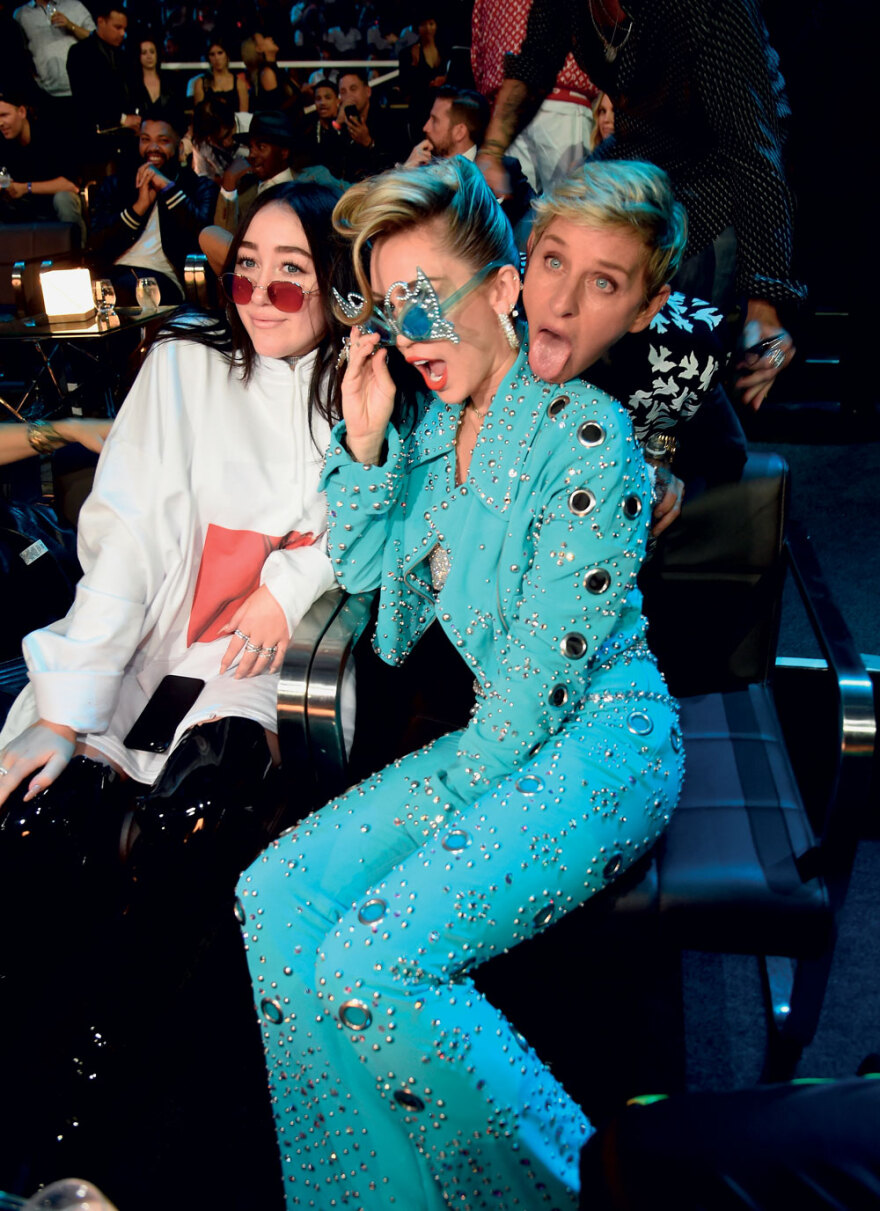 Μάιλι Σάιρους: Η μυθιστορηματική ζωή του κοριτσιού που ξεκίνησε ως «Χάνα Μοντάνα»