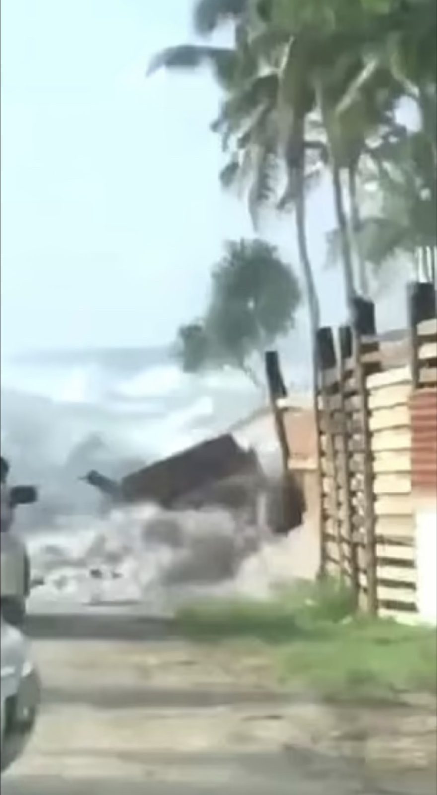 Έκρηξη ηφαιστείου στην Τόνγκα: Κύματα τσουνάμι μισού μέτρου στις ακτές 