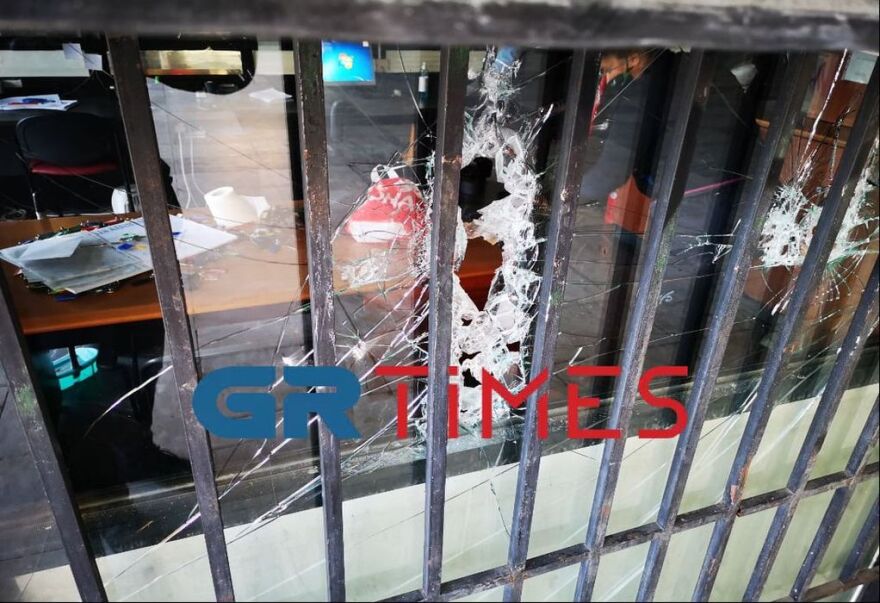 ΑΠΘ: Επίθεση αντιεξουσιαστών στο φυλάκιο του κτιρίου διοίκησης