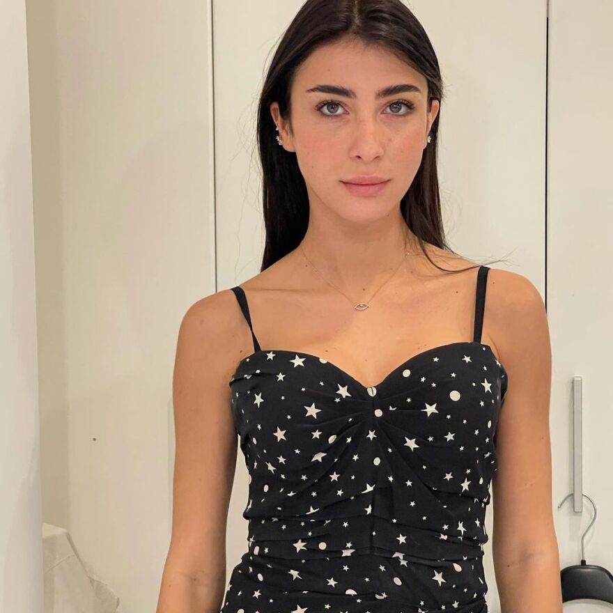 Η κόρη της Νατάσας Θεοδωρίδου φοράει το φόρεμα της μητέρας της μετά από 11 χρόνια 