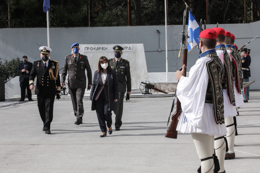 Πρόεδρος Δημοκρατίας: Η Κατερίνα Σακελλαροπούλου επισκέφθηκε την Προεδρική Φρουρά