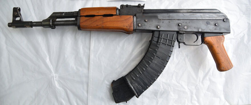 H συμμορία με τα καλάσνικοφ, τις αστυνομικές στολές και τις λαστιχένιες μάσκες ετοίμαζε μεγάλη ληστεία