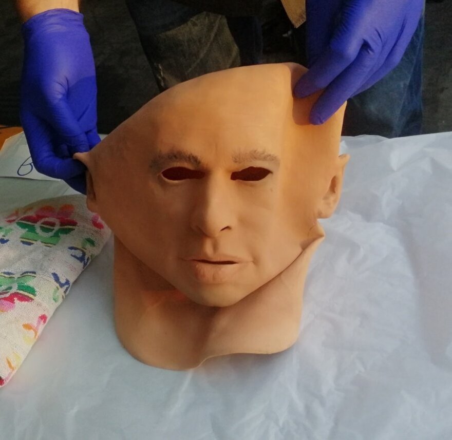 H συμμορία με τα καλάσνικοφ, τις αστυνομικές στολές και τις λαστιχένιες μάσκες ετοίμαζε μεγάλη ληστεία