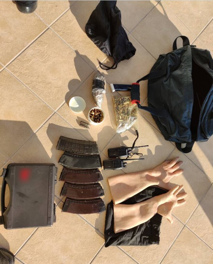 H συμμορία με τα καλάσνικοφ, τις αστυνομικές στολές και τις λαστιχένιες μάσκες ετοίμαζε μεγάλη ληστεία