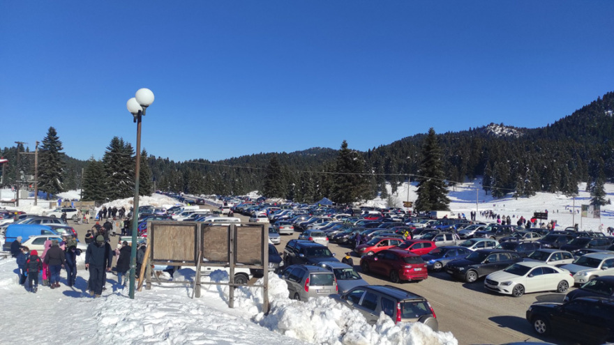 Χαμός στο Περτούλι! Ουρές χιλιομέτρων για το χιονοδρομικό κέντρο την Κυριακή