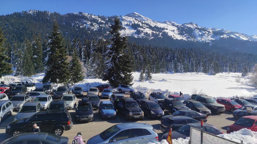 Χαμός στο Περτούλι! Ουρές χιλιομέτρων για το χιονοδρομικό κέντρο την Κυριακή