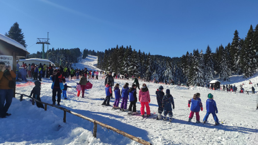 Χαμός στο Περτούλι! Ουρές χιλιομέτρων για το χιονοδρομικό κέντρο την Κυριακή