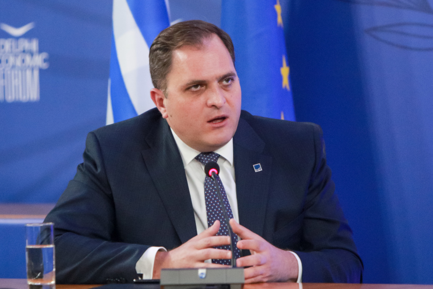 Στις 18:00, από τον διοικητή της ΑΑΔΕ, οι διευκρινίσεις για το πρόστιμο στους ανεμβολίαστους άνω των 60 ετών