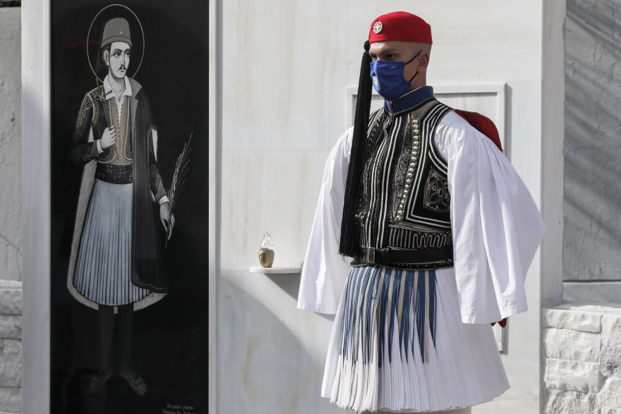 Πρόεδρος Δημοκρατίας: Η Κατερίνα Σακελλαροπούλου επισκέφθηκε την Προεδρική Φρουρά