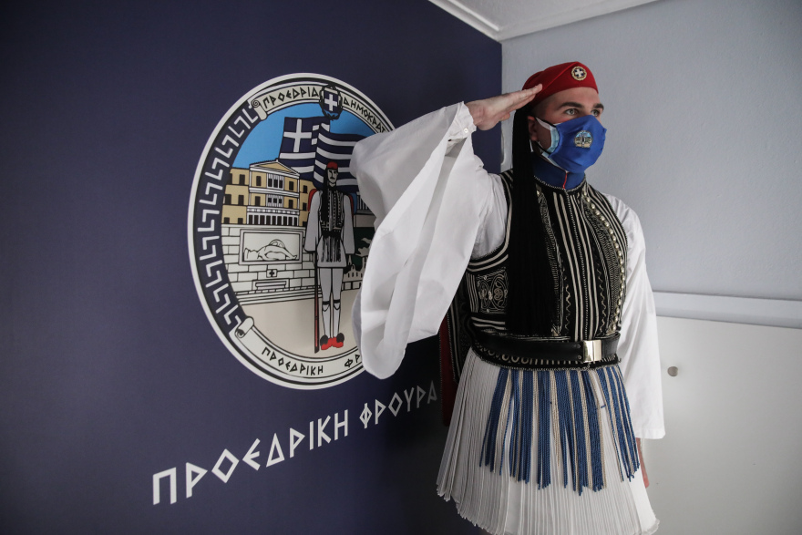 Πρόεδρος Δημοκρατίας: Η Κατερίνα Σακελλαροπούλου επισκέφθηκε την Προεδρική Φρουρά