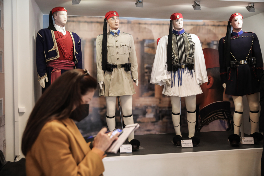 Πρόεδρος Δημοκρατίας: Η Κατερίνα Σακελλαροπούλου επισκέφθηκε την Προεδρική Φρουρά