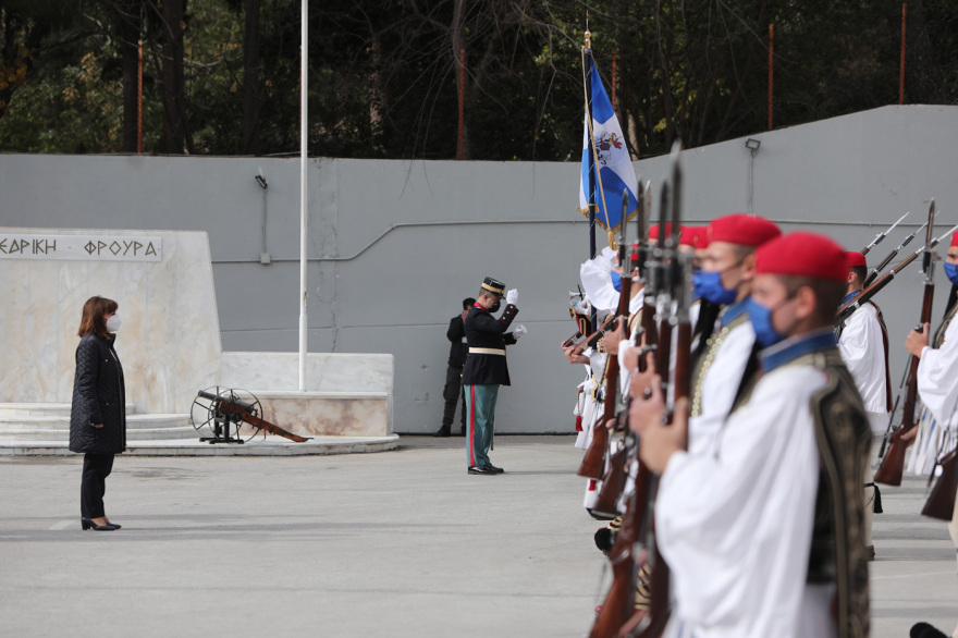 Πρόεδρος Δημοκρατίας: Η Κατερίνα Σακελλαροπούλου επισκέφθηκε την Προεδρική Φρουρά