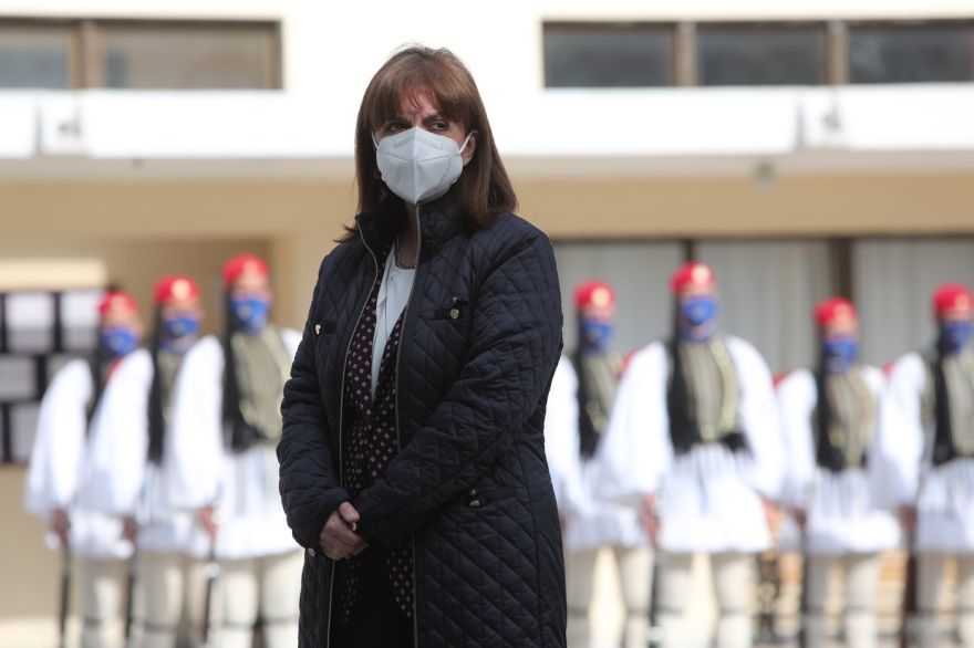 Πρόεδρος Δημοκρατίας: Η Κατερίνα Σακελλαροπούλου επισκέφθηκε την Προεδρική Φρουρά