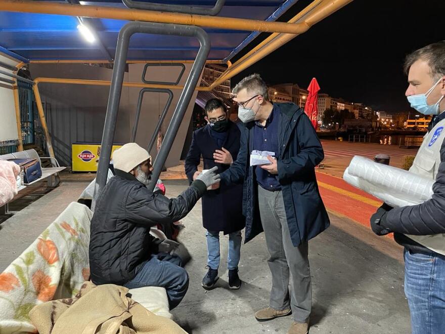 Με τους «Γιατρούς του Κόσμου» στον Πειραιά ο Άκης Σκέρτσος