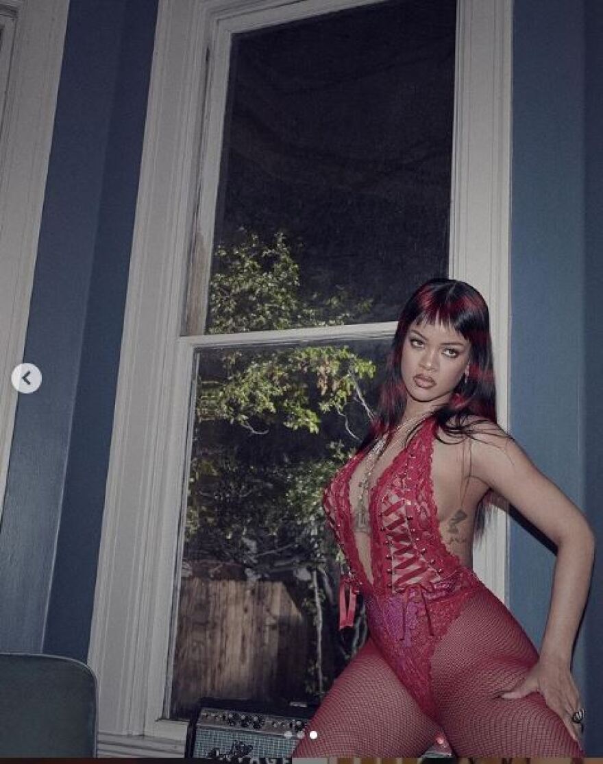 Η Ριάνα διαφημίζει στο Instagram τη νέα συλλογή εσωρούχων της