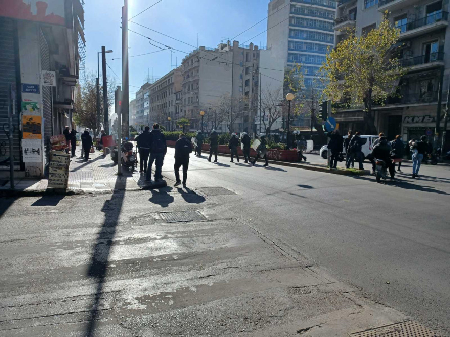 ΑΣΟΕΕ: Επεισόδια με πέτρες και χημικά μεταξύ ΜΑΤ και κουκουλοφόρων