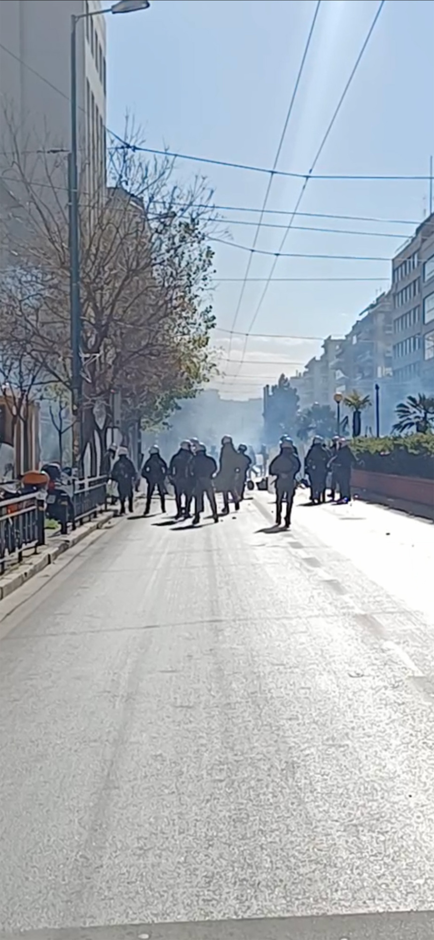 ΑΣΟΕΕ: Επεισόδια με πέτρες και χημικά μεταξύ ΜΑΤ και κουκουλοφόρων