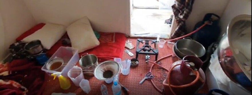 Κυψέλη: Εντοπίσθηκε εργαστήριο παρασκευής μεθαμφεταμίνης και κατασχέθηκαν πάνω από 4.000 χάπια Ecstasy