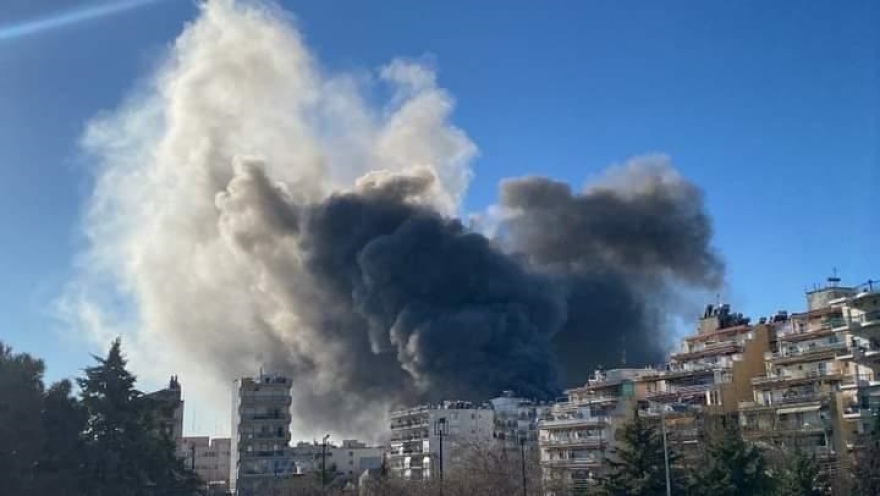 Φωτιά στην Ξάνθη: Κάηκε ολοσχερώς η καπναποθήκη, φθορές και σε αυτοκίνητα