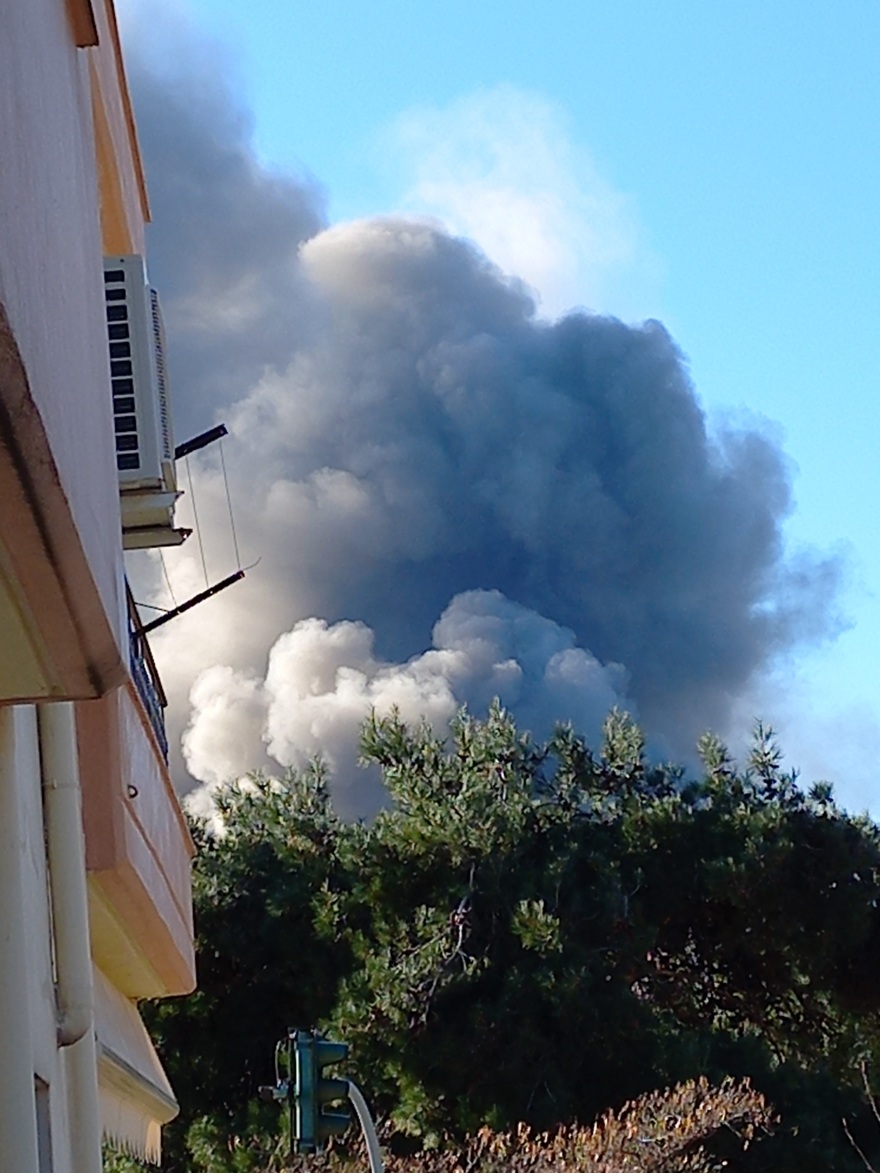 Φωτιά στην Ξάνθη: Κάηκε ολοσχερώς η καπναποθήκη, φθορές και σε αυτοκίνητα