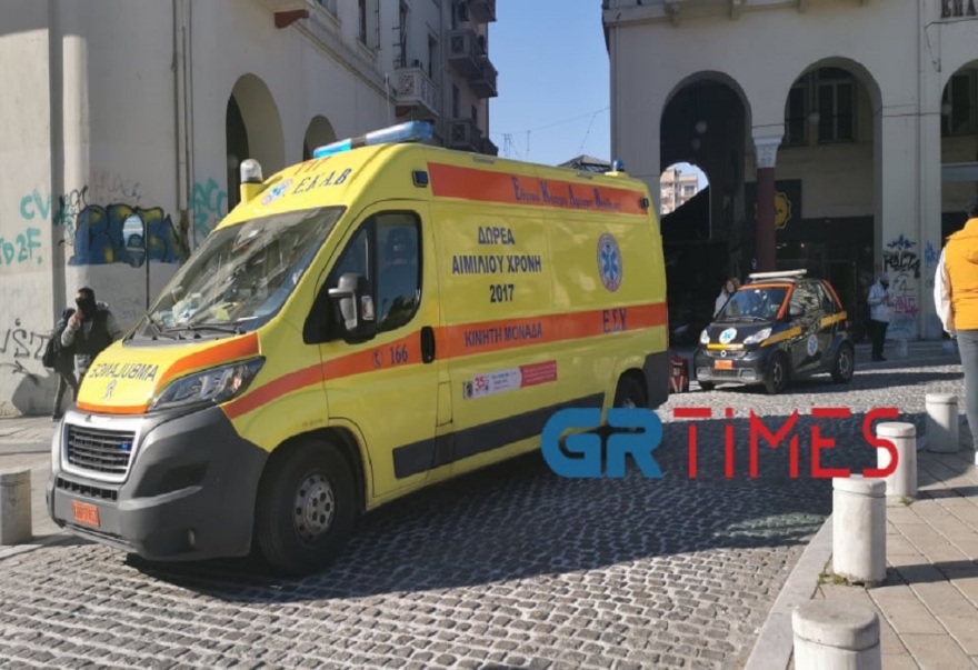 Θεσσαλονίκη: Διασώστες του ΕΚΑΒ έσωσαν τη ζωή 53χρονης μετά από μια ώρα «μάχης» (βίντεο)