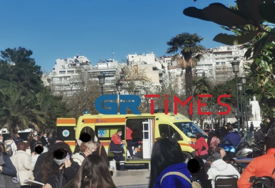 Θεσσαλονίκη: Διασώστες του ΕΚΑΒ έσωσαν τη ζωή 53χρονης μετά από μια ώρα «μάχης» (βίντεο)