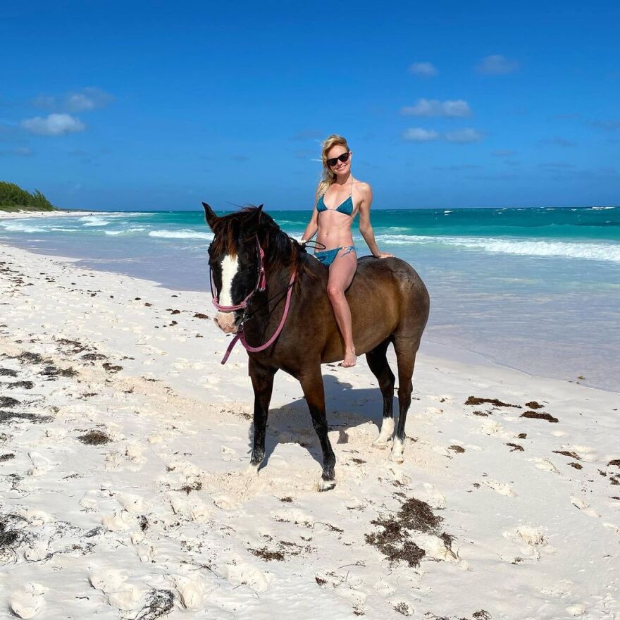 Η Kate Bosworth γιόρτασε τα 39α γενέθλιά της κάνοντας ιππασία στην αμμουδιά 