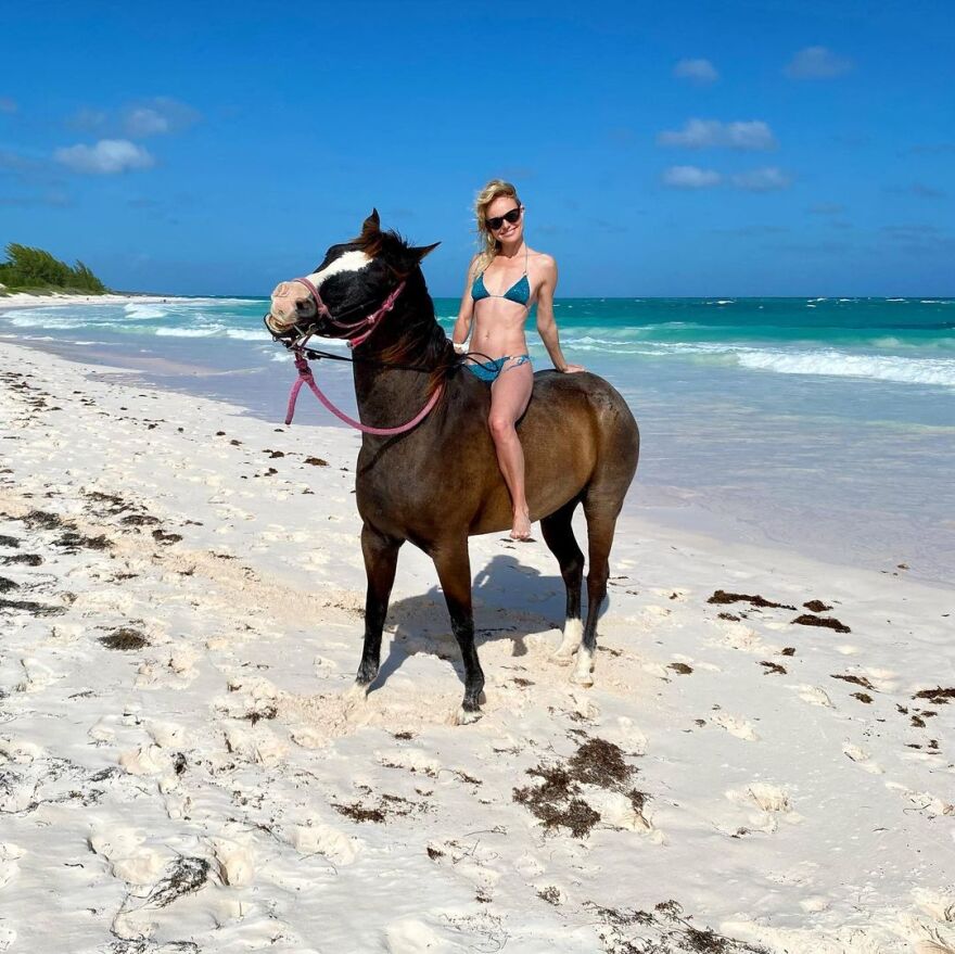 Η Kate Bosworth γιόρτασε τα 39α γενέθλιά της κάνοντας ιππασία στην αμμουδιά 