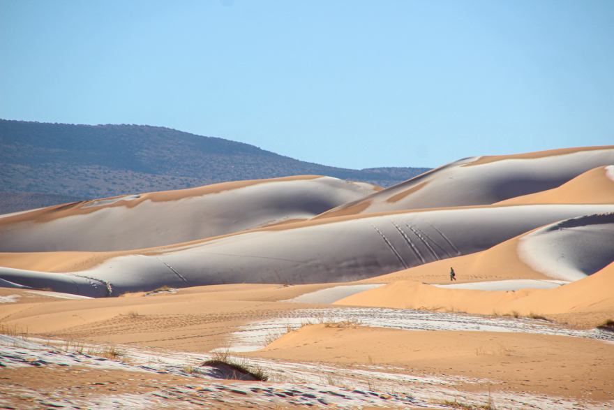 Ο καιρός... τρελάθηκε, στα λευκά από το χιόνι η έρημος Σαχάρα - Δείτε φωτογραφίες