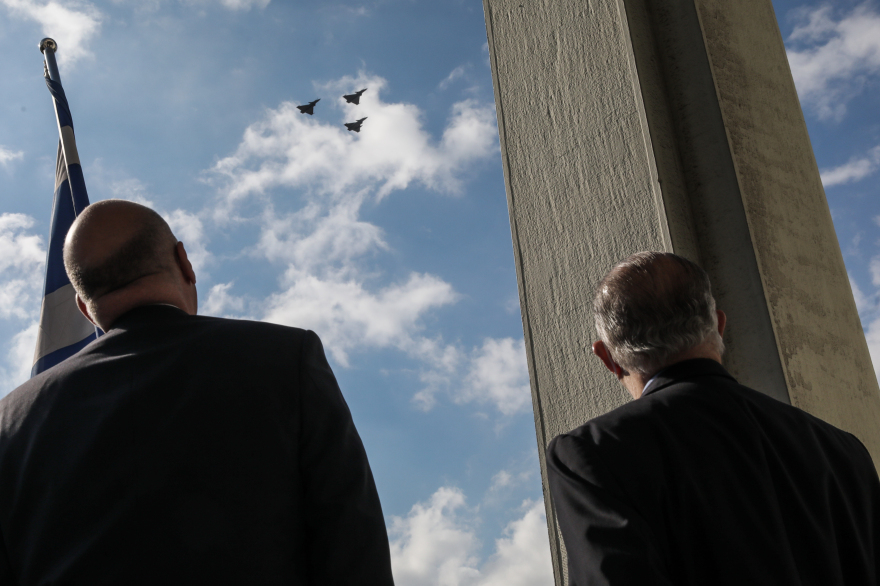 Έφτασαν τα Rafale: Ο Δένδιας βγήκε στο μπαλκόνι για να δει τα γαλλικά μαχητικά