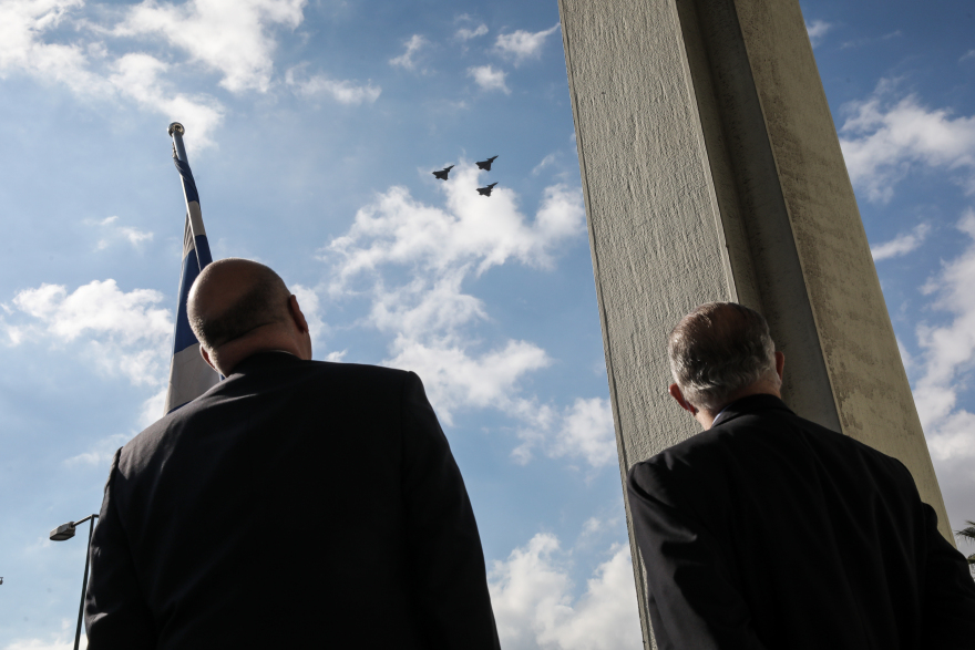 Έφτασαν τα Rafale: Ο Δένδιας βγήκε στο μπαλκόνι για να δει τα γαλλικά μαχητικά