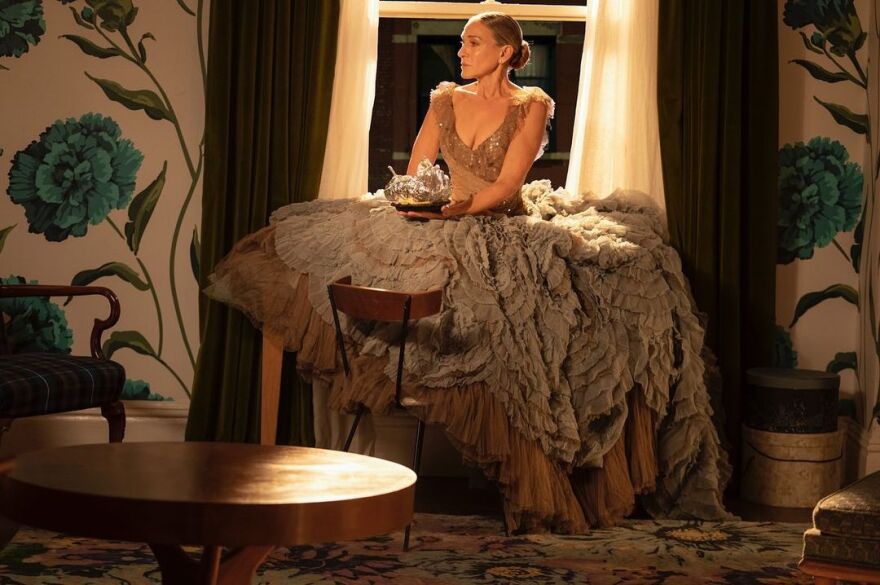 Η Κάρι Μπράντσο φοράει ξανά το επικό φόρεμα από το φινάλε του «Sex and the City»