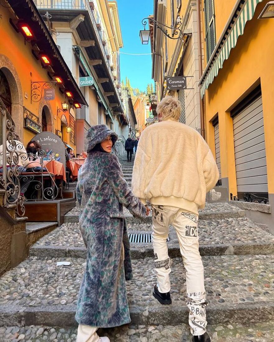 Ταξίδι στη λίμνη Κόμο για τον Μασίν Γκαν Κέλι και τη Μέγκαν Φοξ, λίγες ημέρες μετά τον αρραβώνα τους