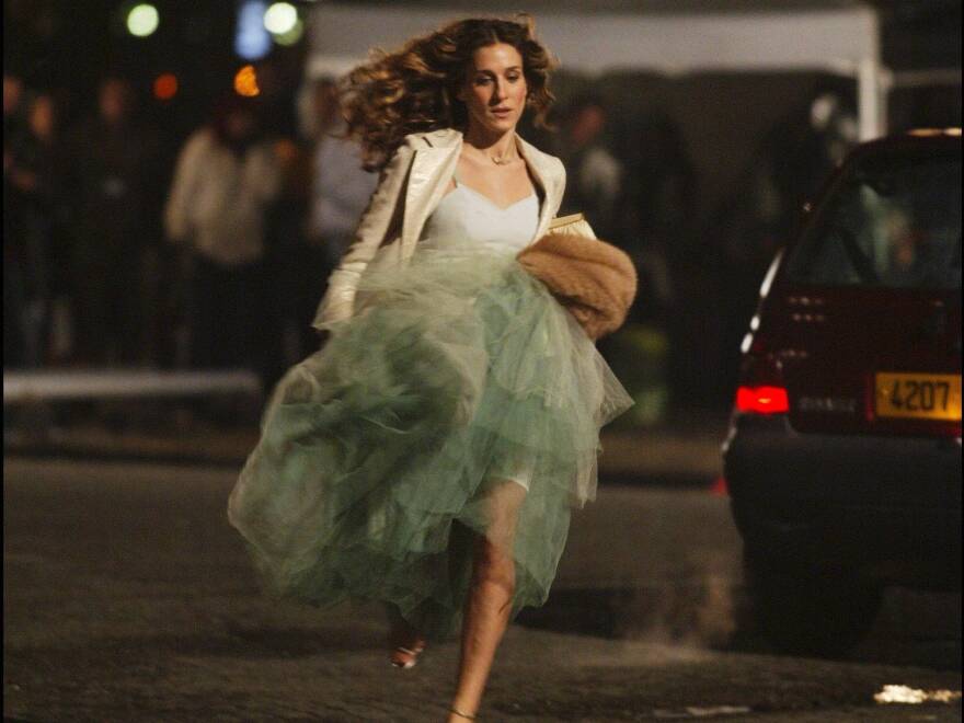 Η Κάρι Μπράντσο φοράει ξανά το επικό φόρεμα από το φινάλε του «Sex and the City»