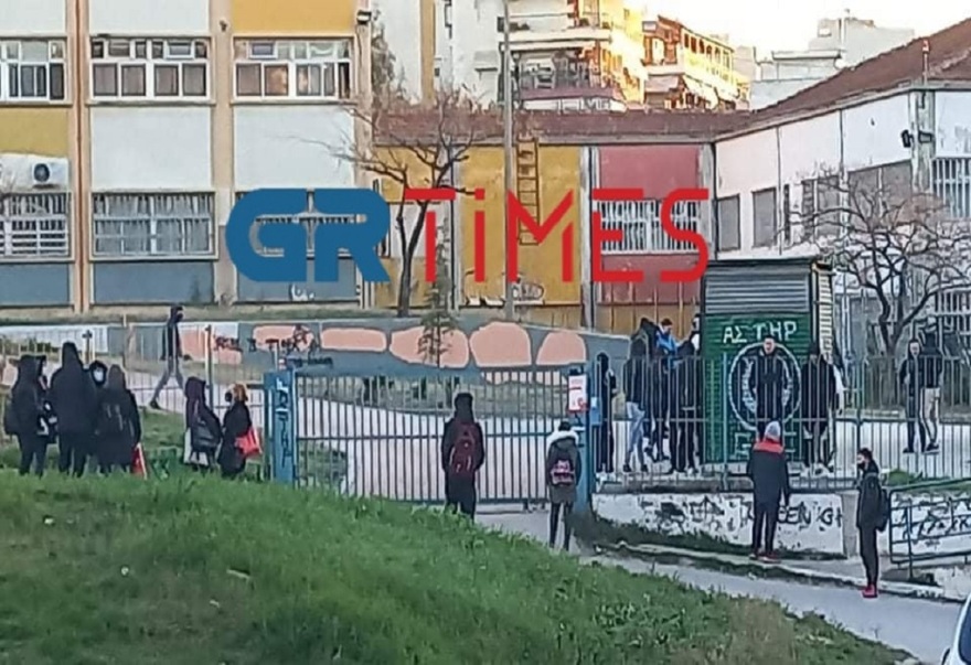 Θεσσαλονίκη: Κατάληψη με φέιγ βολάν και εθνικιστικά συνθήματα στο 2ο ΕΠΑΛ Ευόσμου